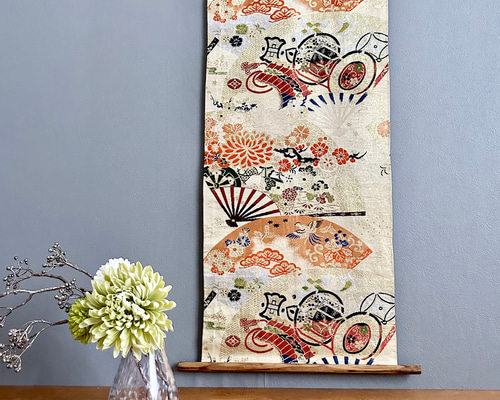 帯のタペストリー アンティークゴールドに花々の扇 着物リメイク