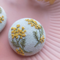 ナチュラル【ミモザ *°】  刺繍ブローチ 38mm 4枚目の画像