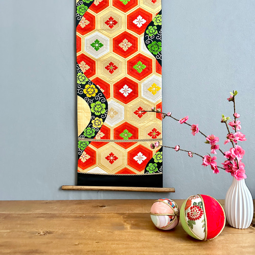 帯のタペストリー 漆黒に鮮やかな亀甲 着物リメイク インテリア 掛け軸