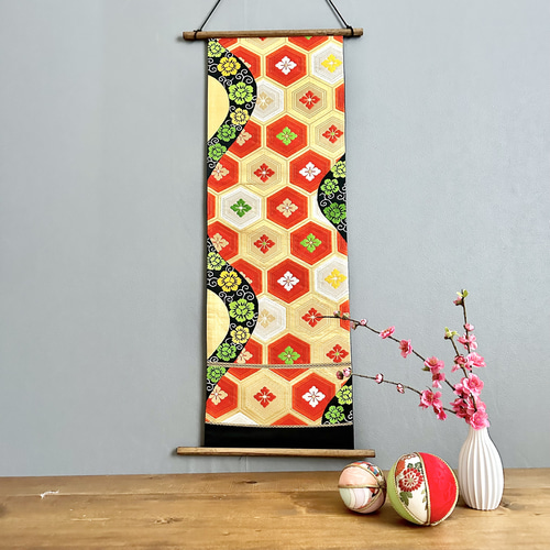 帯のタペストリー 漆黒に鮮やかな亀甲 着物リメイク インテリア 掛け軸