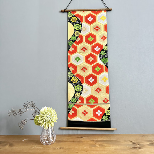 帯のタペストリー 漆黒に鮮やかな亀甲 着物リメイク インテリア 掛け軸