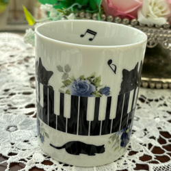 即納！クロネコブラザーズ＆ピアノ＆ブルーローズ･･･マグカップ♥ポーセラーツ 3枚目の画像