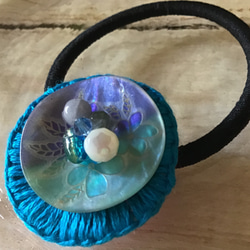 ビーズ刺繍   シェルボタンのブルーのヘアゴム 1枚目の画像