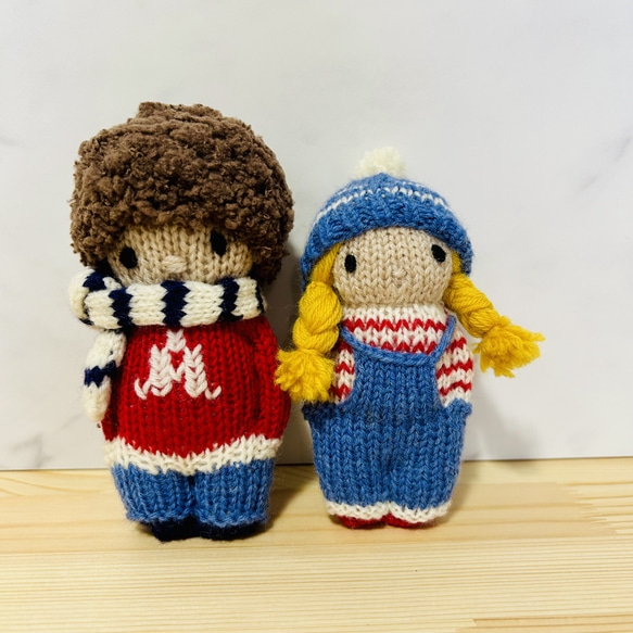 三つ編みの女の子　オーバーオール　あみぐるみ　ぼうぐるみ　スウェーデン編み人形　スウェーデンドール 5枚目の画像