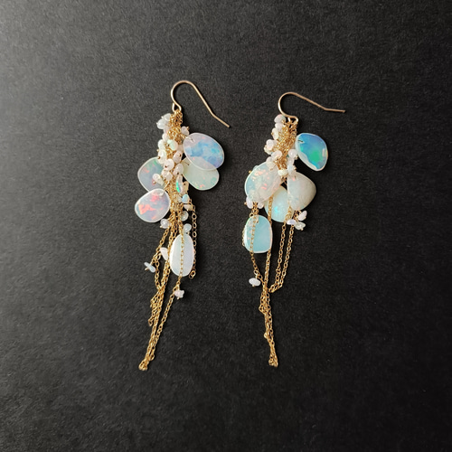 高品質 宝石質 プレシャス オパール × 14kgf の ピアス 10cm