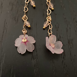 ピアス（チタン/ニッケルフリー）: 桜（さくら） ープラバン花アクセサリー 4枚目の画像