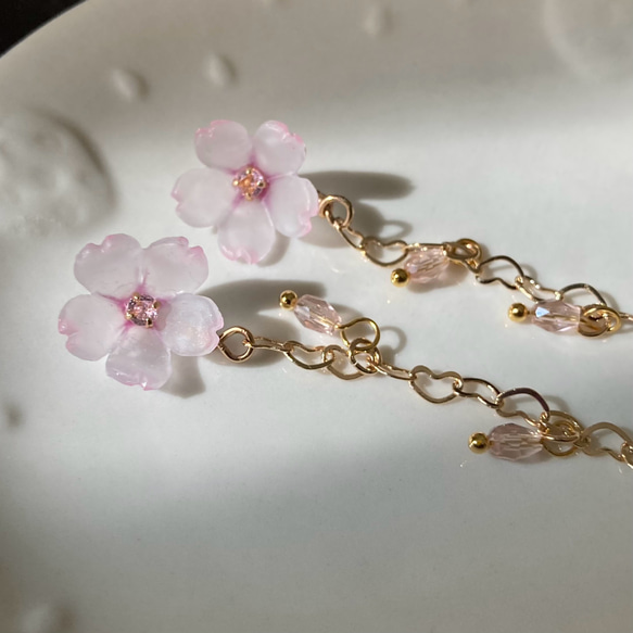 ピアス（チタン/ニッケルフリー）: 桜（さくら） ープラバン花アクセサリー 3枚目の画像