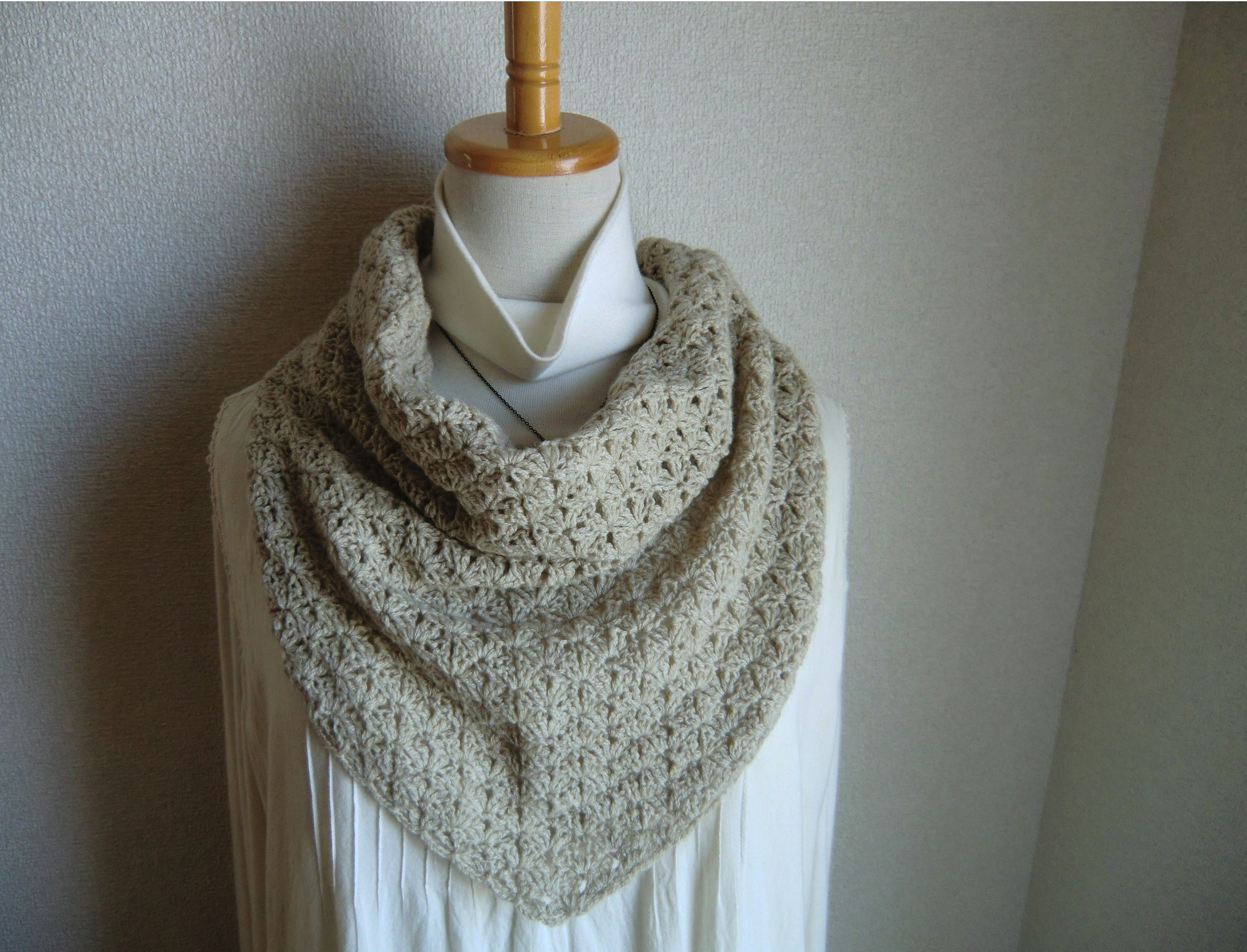 カシミヤ100％　三角ストール（ベージュ）