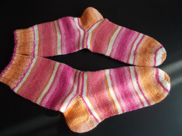 手編みの靴下　３色の幅広ボーダーの靴下③（女性用） 3枚目の画像