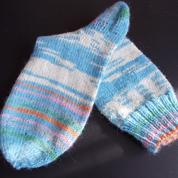 手編みの靴下　アロエベラ入りの糸で編んだ、スカイブルー色の靴下（女性用） 10枚目の画像