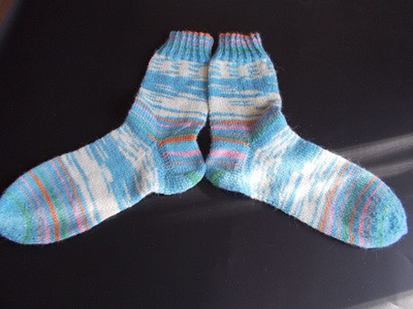 手編みの靴下　アロエベラ入りの糸で編んだ、スカイブルー色の靴下（女性用） 2枚目の画像