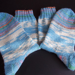 手編みの靴下　アロエベラ入りの糸で編んだ、スカイブルー色の靴下（女性用） 8枚目の画像