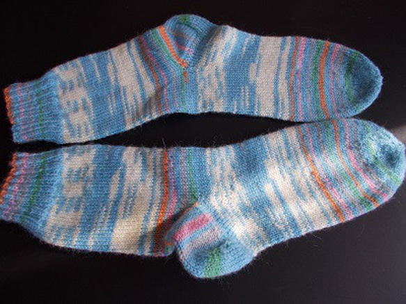手編みの靴下　アロエベラ入りの糸で編んだ、スカイブルー色の靴下（女性用） 3枚目の画像