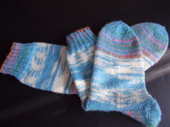 手編みの靴下　アロエベラ入りの糸で編んだ、スカイブルー色の靴下（女性用） 9枚目の画像
