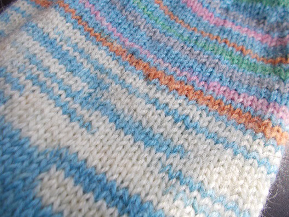 手編みの靴下　アロエベラ入りの糸で編んだ、スカイブルー色の靴下（女性用） 6枚目の画像