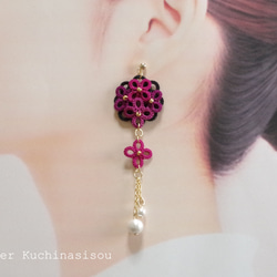 梭織蕾絲小花與棉質珍珠不對稱耳環&lt;哥德粉紅&gt; 第4張的照片