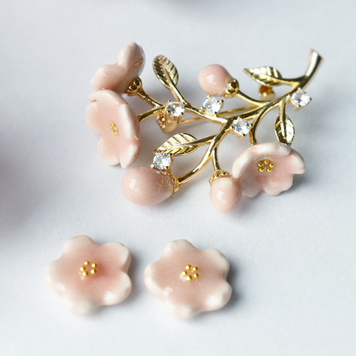 陶器のアクセサリー 桜のブローチとイヤリング/ピアス ブローチ tousai 