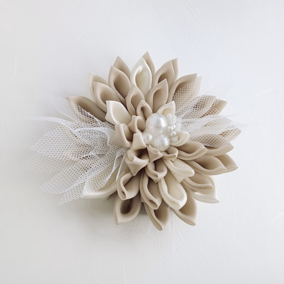 Dahlia corsage with tulle in between　Sand Beige, Cream White 第2張的照片