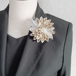 Dahlia corsage with tulle in between　Sand Beige, Cream White 第3張的照片