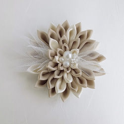 Dahlia corsage with tulle in between　Sand Beige, Cream White 第1張的照片