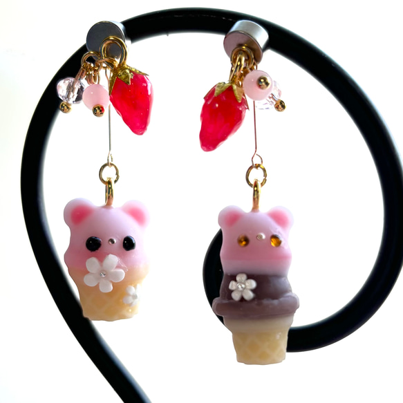 小さな双子アニマルの苺アイスクリームの耳飾り クマ ネコ  うさぎ 選べるイヤリング・ピアス・チャーム 5枚目の画像