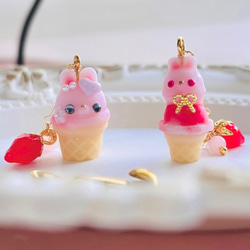 小さな双子アニマルの苺アイスクリームの耳飾り クマ ネコ  うさぎ 選べるイヤリング・ピアス・チャーム 2枚目の画像