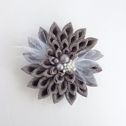 Dahlia corsage with tulle in between, paisley pattern gray 第1張的照片