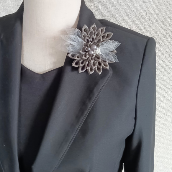 Dahlia corsage with tulle in between, paisley pattern gray 第3張的照片