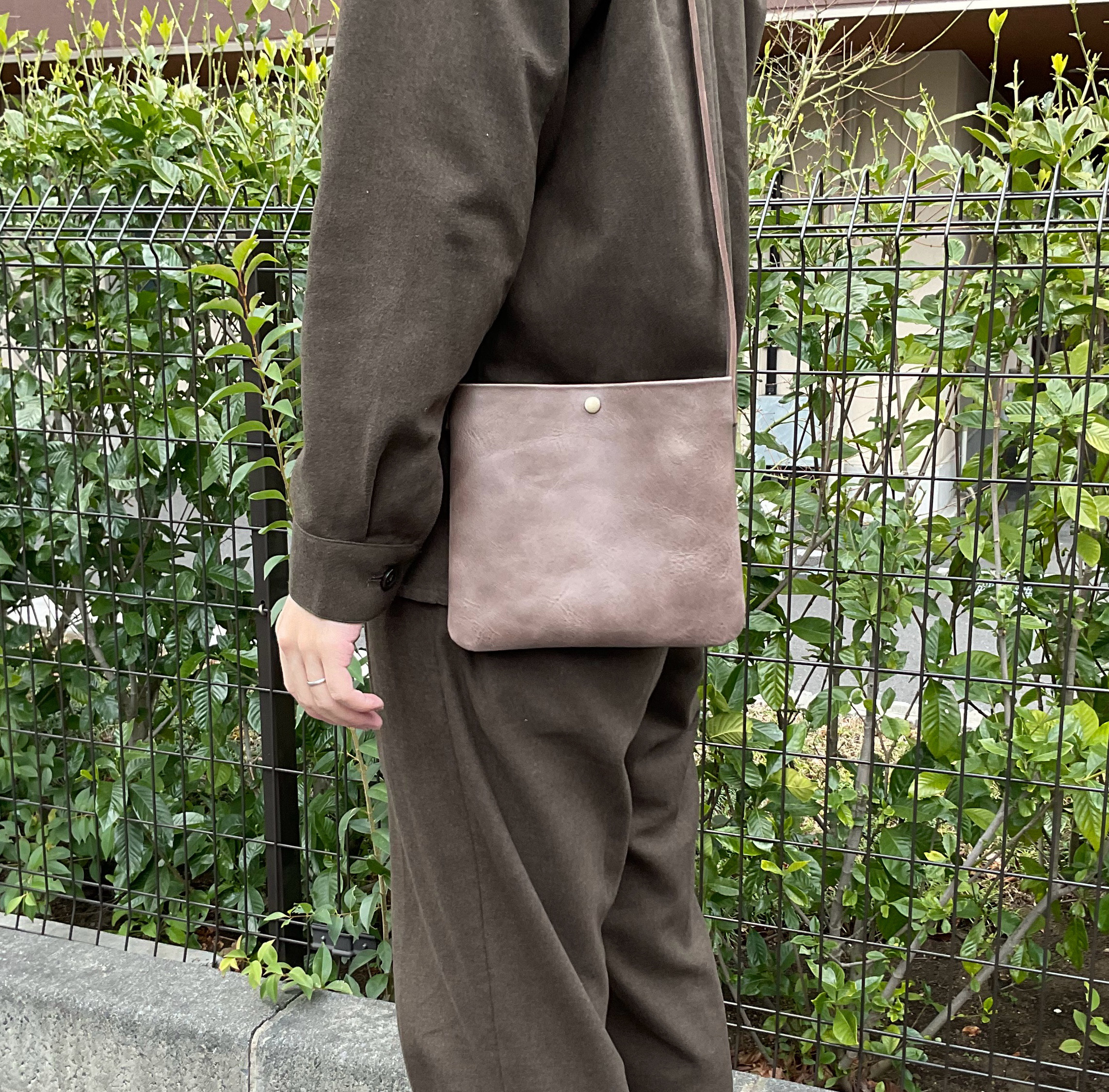 レザーポシェット　グレー　/見返し仕立て 9,880円