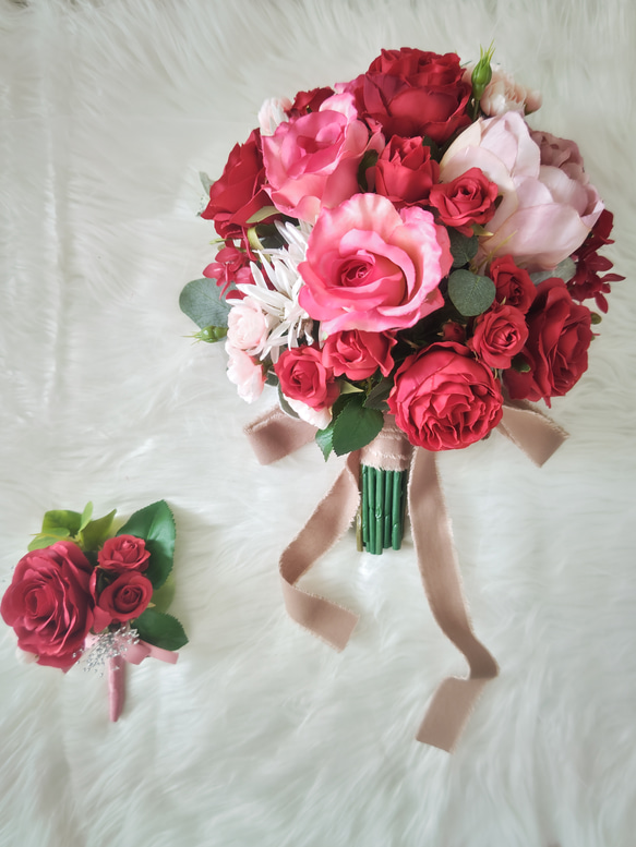 幸せピオニーと赤いバラのブーケ 2枚目の画像