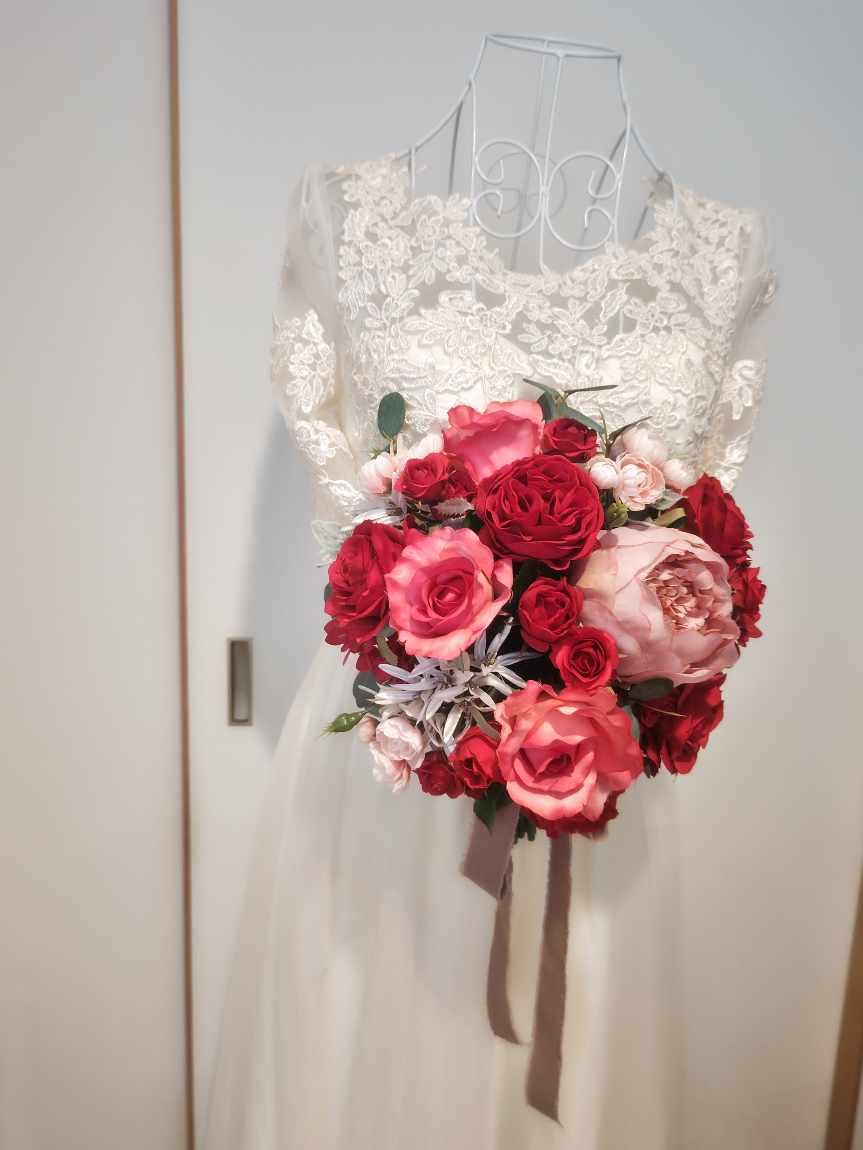 幸せピオニーと赤いバラのブーケ