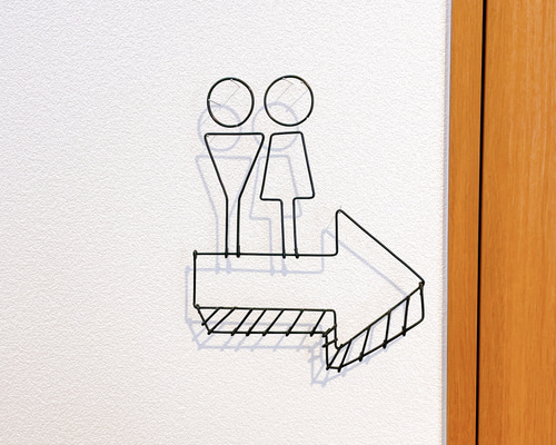 おトイレしているイタリアングレーハウンドのワイヤーアート