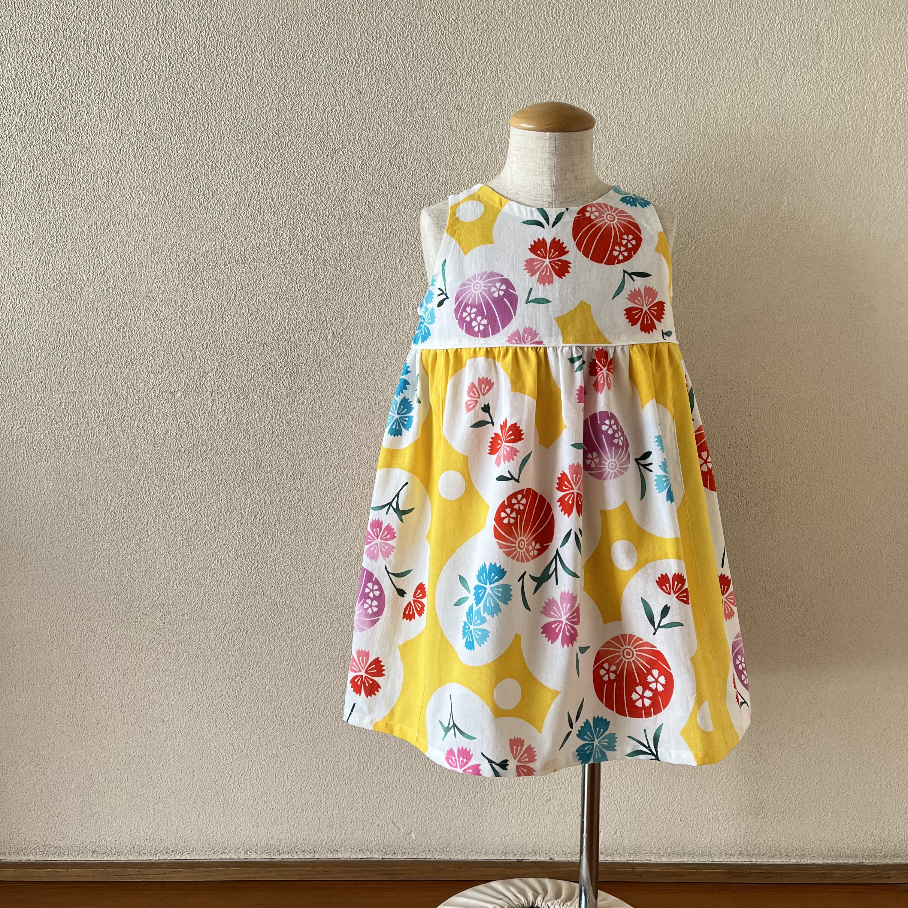 子供　浴衣地ひかえめフレアーワンピース　注染なでしこ（黄色地）　80～130〈受注製作〉