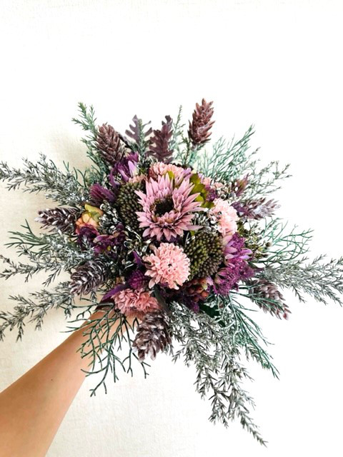 小花のアンチークカラーのクラッチブーケ（ブートニアの2点セット）　ウェディング・披露宴・前撮り・ガーデンパーティ・トスブ