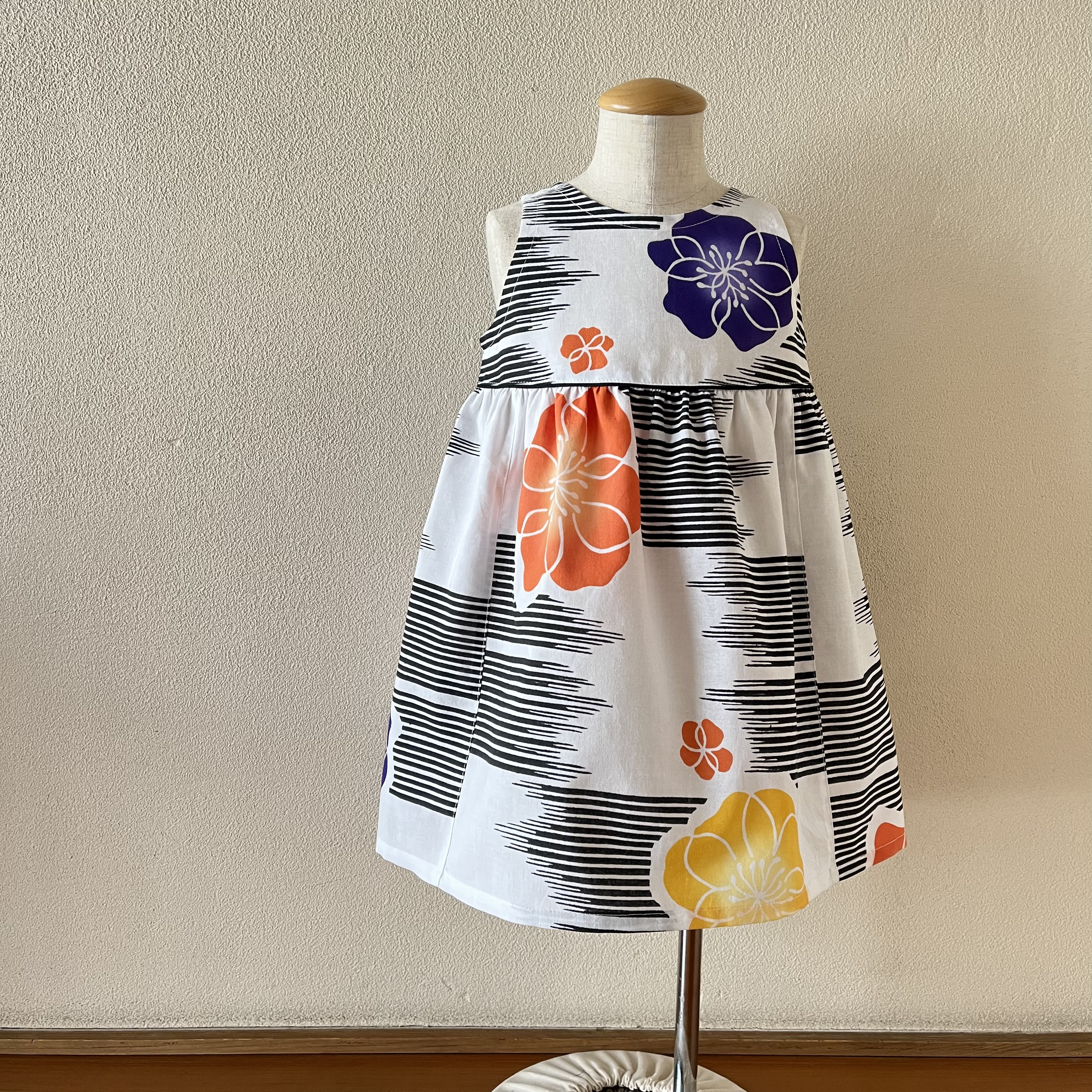 【100サイズ・ボタンのみ】子供　浴衣地ひかえめフレアーワンピース　源氏物語花と黒ライン（白地）80～130〈受注製作〉