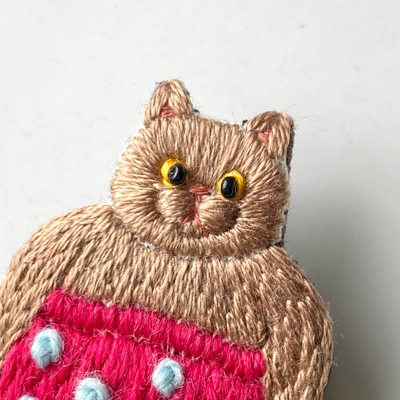 パンツを穿いた猫の刺繍ブローチ『おこりんぼ』※受注制作※ 5枚目の画像