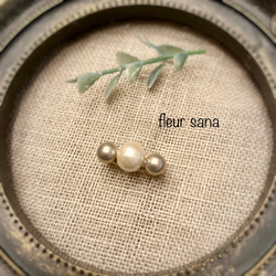 tiny brooch  小さなストレートブローチ  white・beige 1枚目の画像