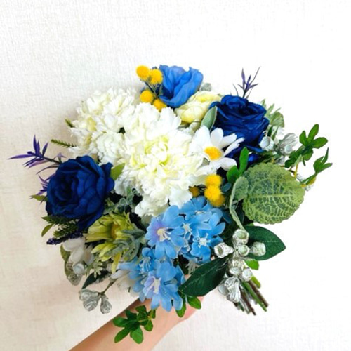 カーネーションとバラのクラッチのクラッチブーケ（ブートニアの2点