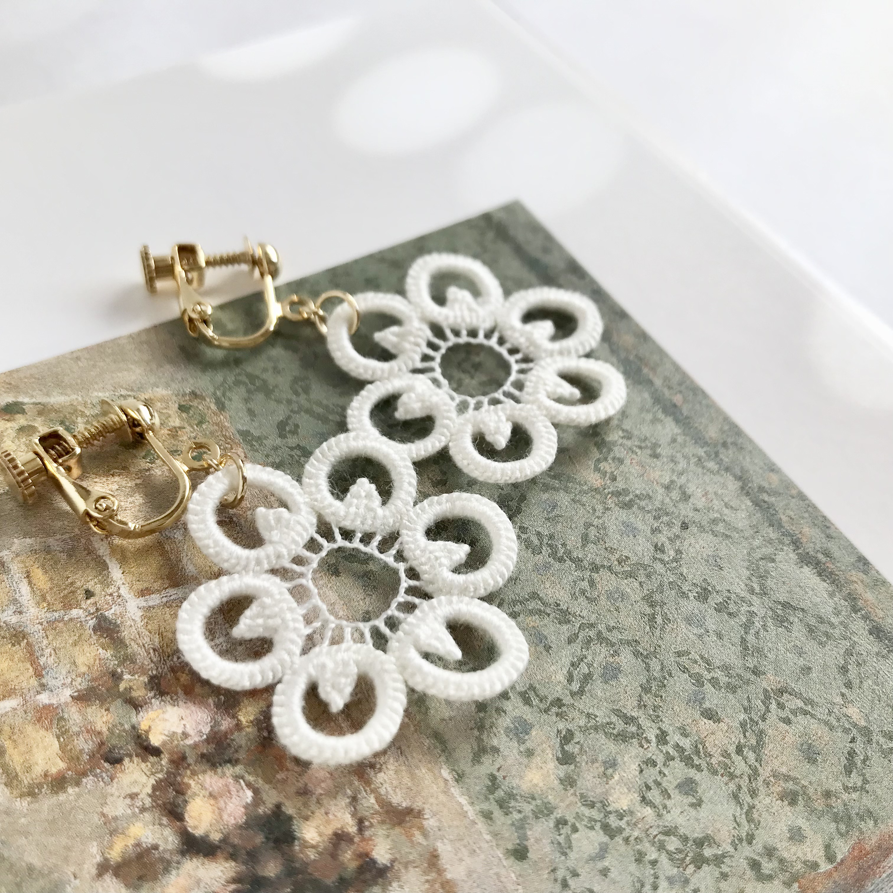 雪割草の耳飾り(白雪)