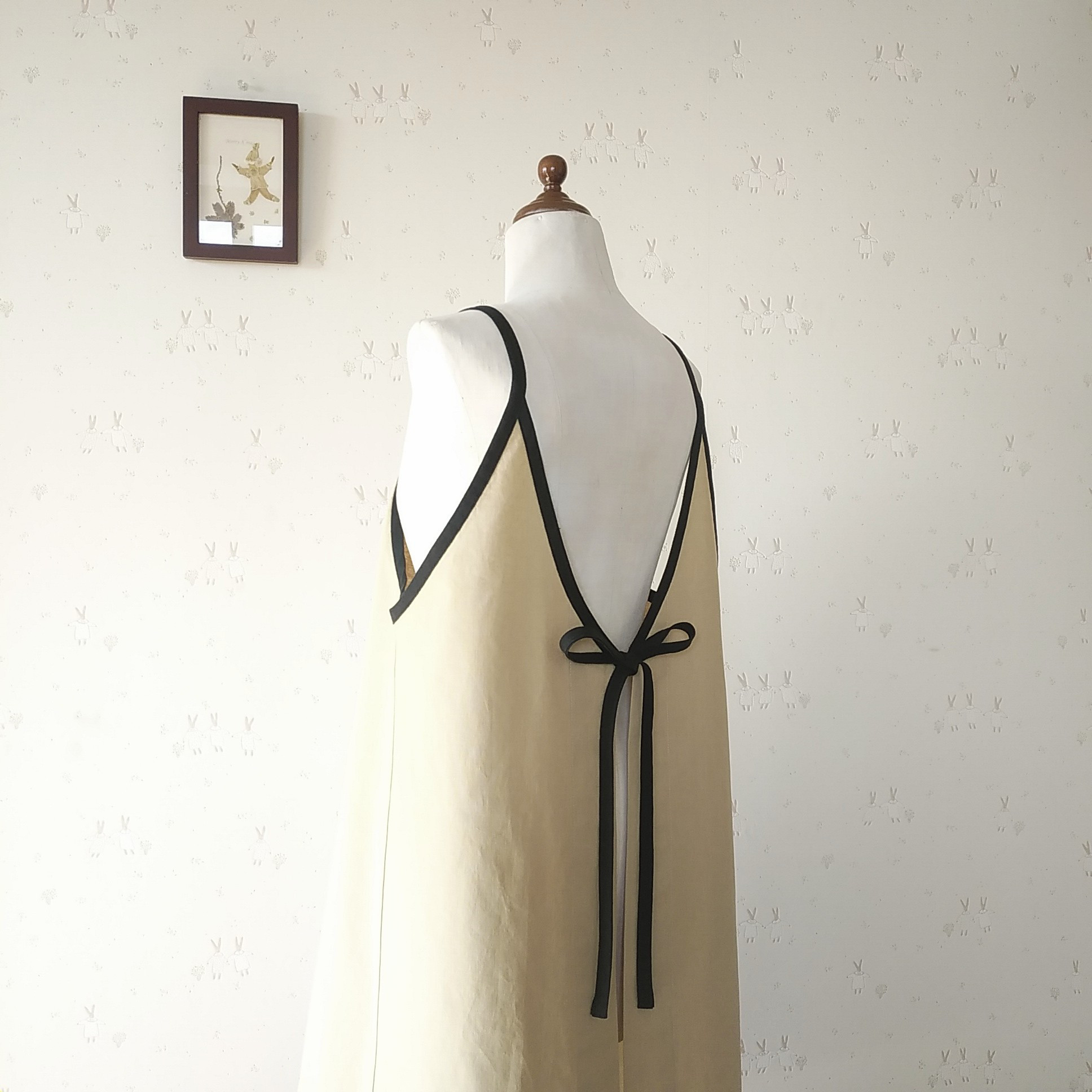 ＊新色＊スモーキーイエロー♪【受注制作】＊ハーフリネン＊後ろリボン★バイカラーエプロン（肩紐＊ブラック/ナチュラル)