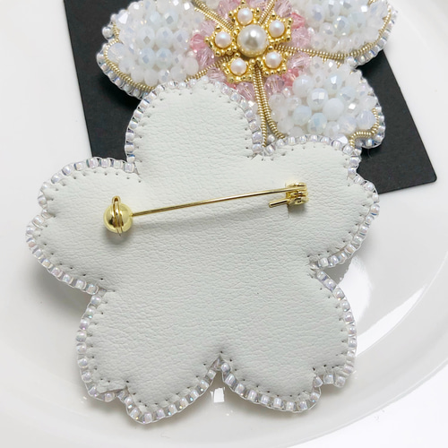M.K.R.K⭐︎ 桜 ビーズ 刺繍 ブローチ ハンドメイドアクセサリー ビーズ刺繍ブローチ 桜<白ピンク> ブローチ Beeeads 通販