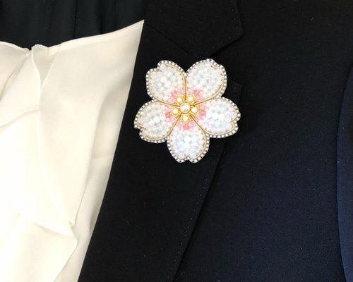M.K.R.K⭐︎ 桜 ビーズ 刺繍 ブローチ ハンドメイドアクセサリー ビーズ刺繍ブローチ 桜<白ピンク> ブローチ Beeeads 通販