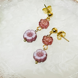 チェコビーズのお花のピアス（ピンクパープル）　〈サージカルステンレス〉 3枚目の画像