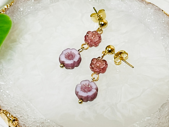 チェコビーズのお花のピアス（ピンクパープル）　〈サージカルステンレス〉 3枚目の画像
