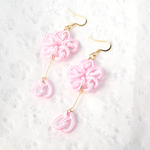 水引桜ひらひら ピアス/イヤリング ピアス(フック・チェーン 水引桜ひらひら ピアス/イヤリング ピアス(フック・チェーン