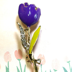 421花シリーズ‼️ 紫色のチューリップブローチA 1枚目の画像