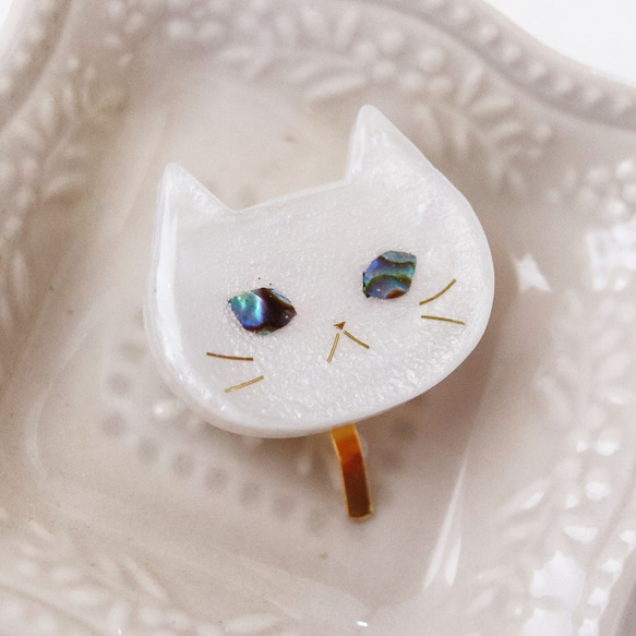 ウルウルおめめの猫ポニーフック 　螺鈿風・シロさん・白猫・パールホワイト 2枚目の画像