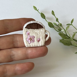 桜コーヒーカップ刺繍ブローチ 4枚目の画像