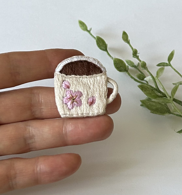 桜コーヒーカップ刺繍ブローチ 4枚目の画像