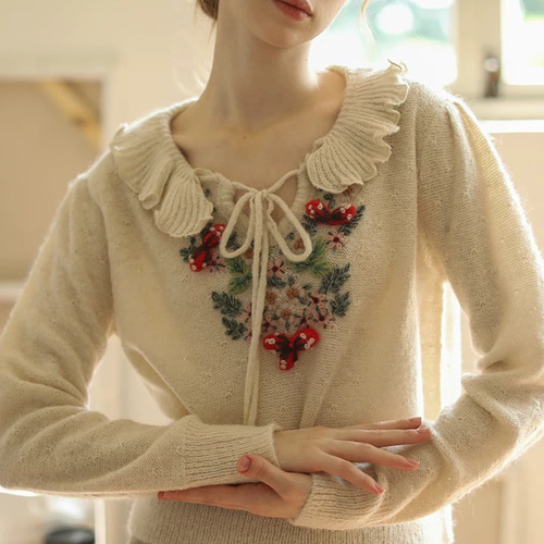 希少✨45R 縮絨ウール 総柄　フリンジ　R刺繍　プルオーバー　Ｖネック 春待ち彩るフラワー刺繍とフリルカラー ウール混プルオーバー【秋春